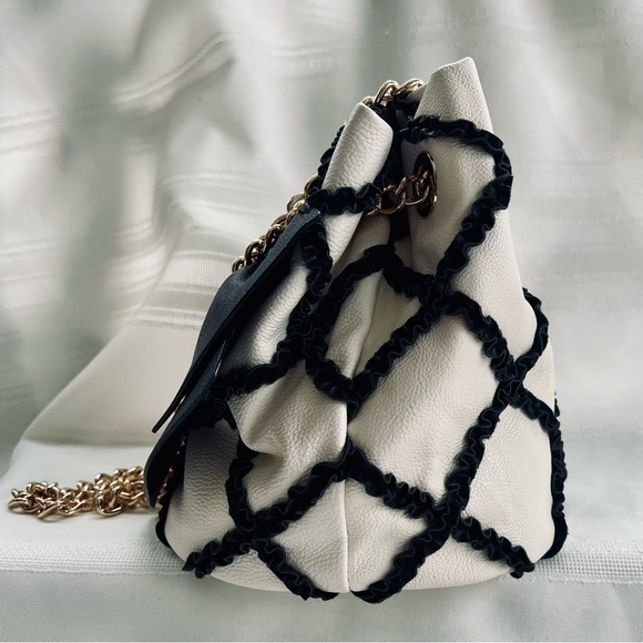 💥SALE💥 Betsey Johnson Bow Satchel Pebble Texture Faux Leather Gold Chain EUC - Picture 4 of 16